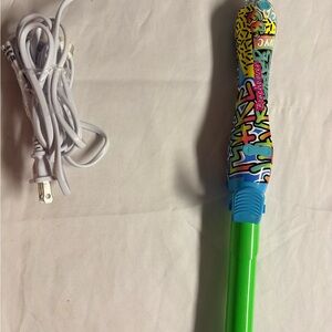 Beachwaver B1 graffiti curling iron BW164